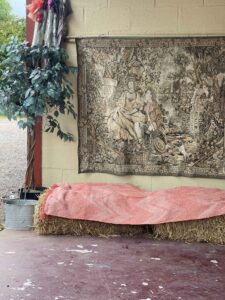 This image shows a quiet corner behind the eating area (barn). This is a space that people can go to if they feel overstimulated or overwhelmed. There was plently of spaces like this in the festival! 